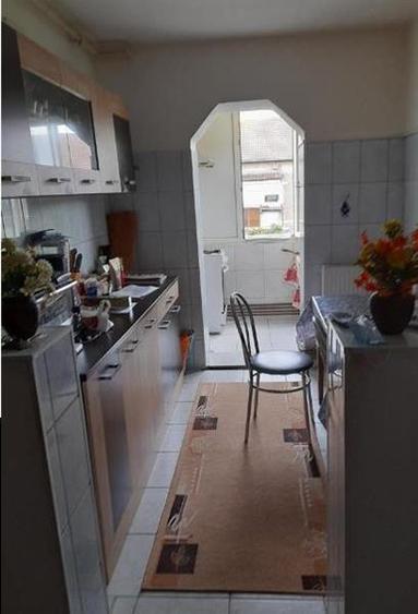 Apartament cu 3 camere decomandat, mobilat în Lipovei
