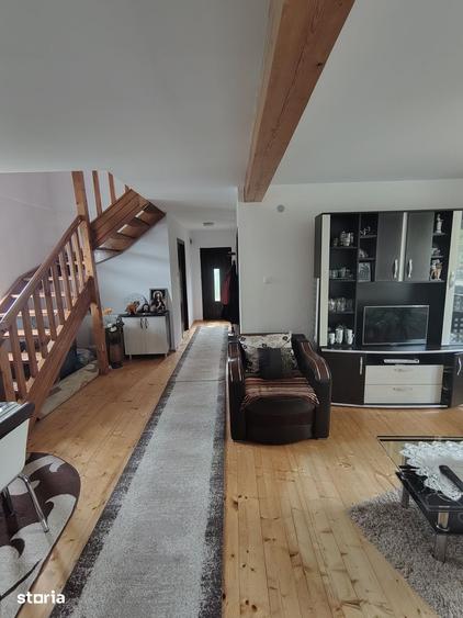 Casă cu 5 camere cu Teren 425 Mp în Sadu