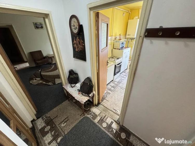 Apartament cu 3 camere semidecomandat în Tomis Nord