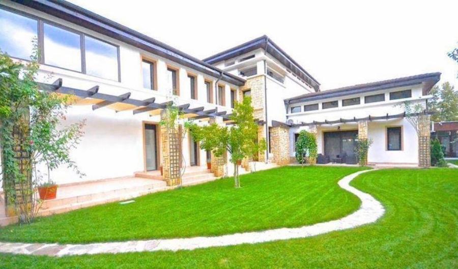Casă individuală cu 8 camere cu Piscina în Iancu Nicolae