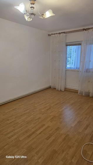 Apartament cu 3 camere decomandat în Horia