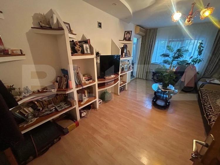Apartament cu 3 camere decomandat în Micro 11
