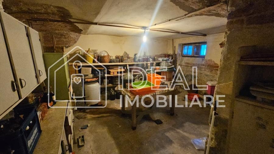 Casă individuală cu 6 camere cu Canalizare în Central