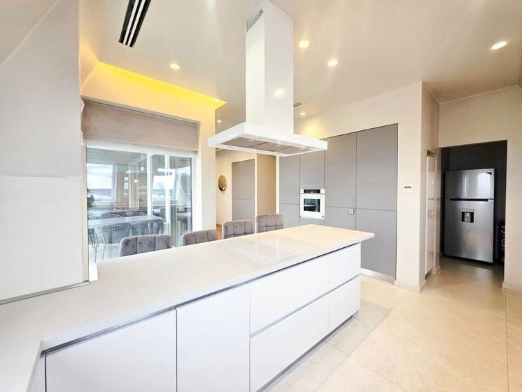 Apartament cu 4 camere decomandat, mobilat în Iancu Nicolae
