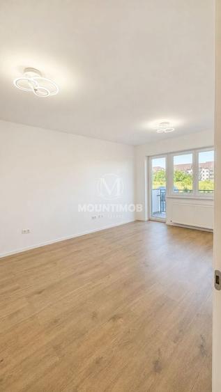 Apartament cu 3 camere decomandat în Tractorul