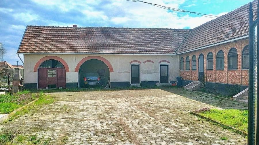 Casă cu 5 camere cu Teren 5000 Mp în Balinț