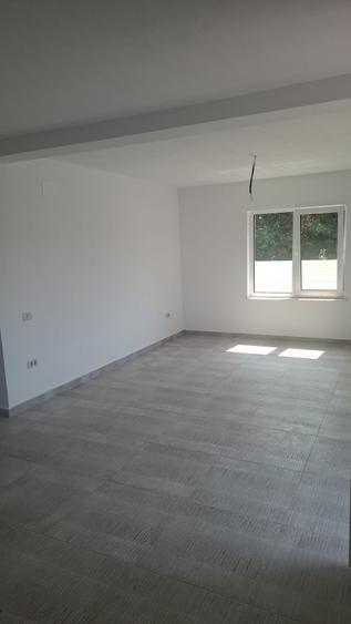 Casă cu 3 camere în Ștefănești