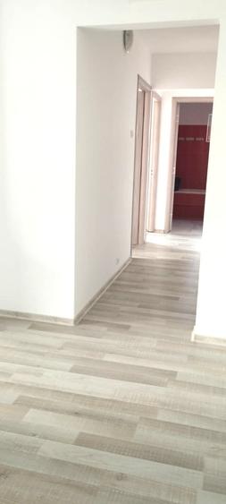 Apartament cu 3 camere decomandat în Sud