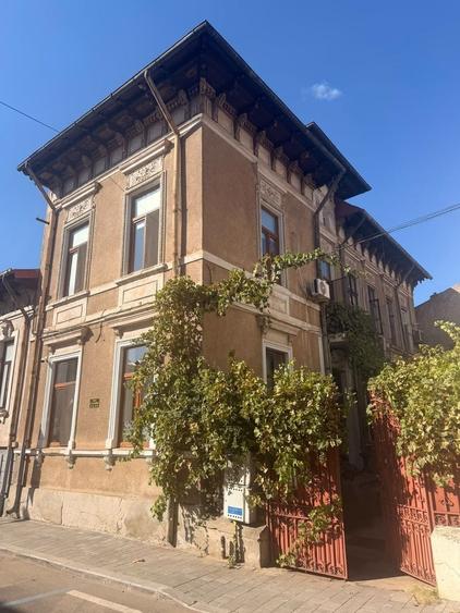 Apartament cu 5 camere semidecomandat în Armeneasca