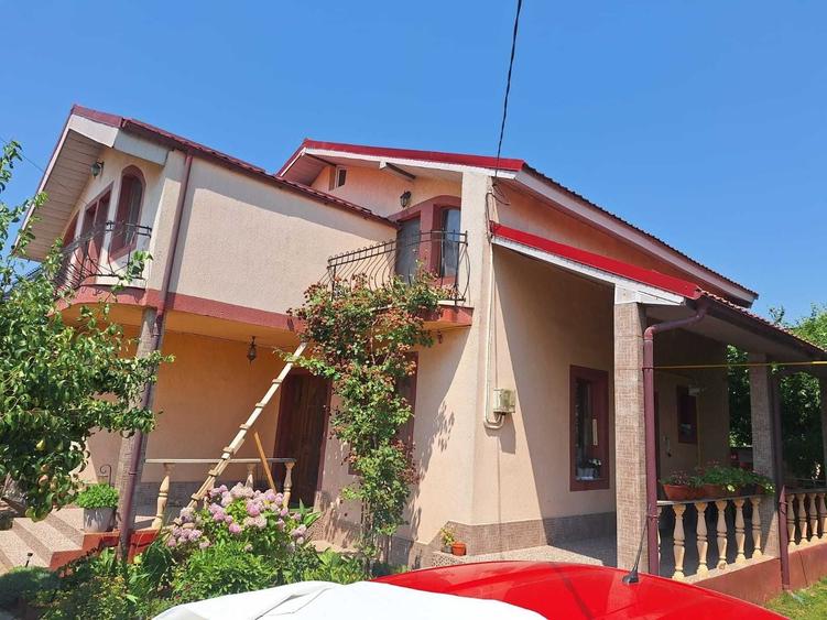 Casă cu 4 camere în Costi