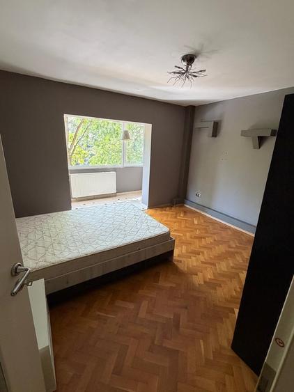 Apartament cu 3 camere decomandat în Girocului
