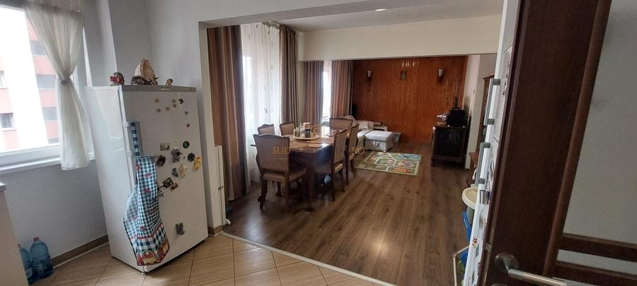 Apartament cu 3 camere semidecomandat, mobilat în Rahova