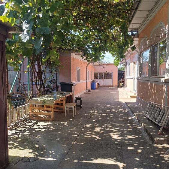 Casă cu 6 camere cu Teren 714 Mp în Săbăreni