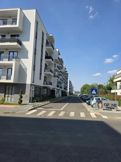 Apartament cu 3 camere decomandat în Tractorul