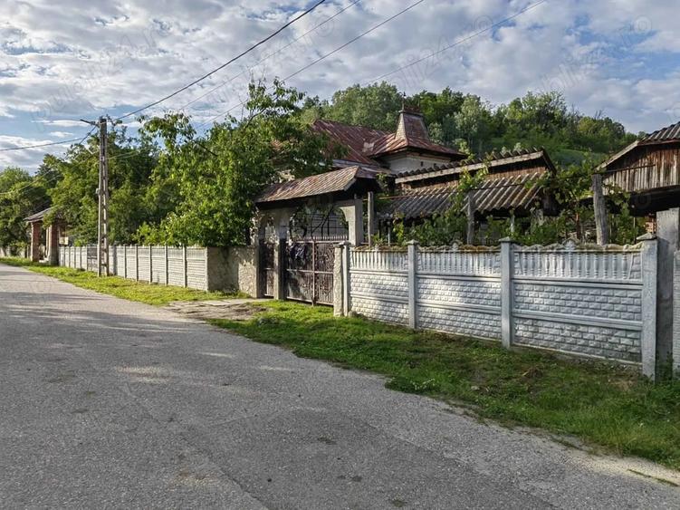 Casă cu 6 camere cu Teren 5019 Mp în Hurezani