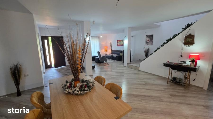 Casă cu 7 camere cu Teren 400 Mp în Central