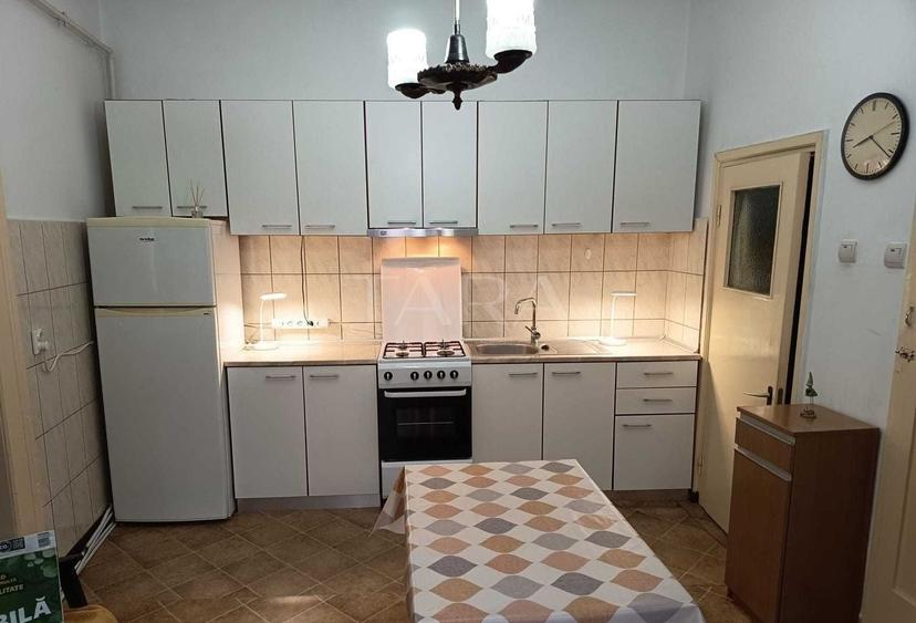 Apartament renovat, curte comună îngrijită, zona Podul Traian. - 1