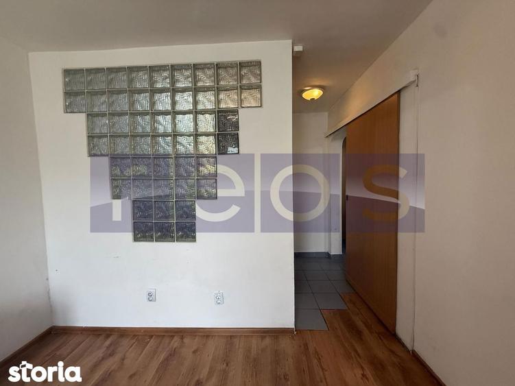 Apartament cu 3 camere semidecomandat în Tei
