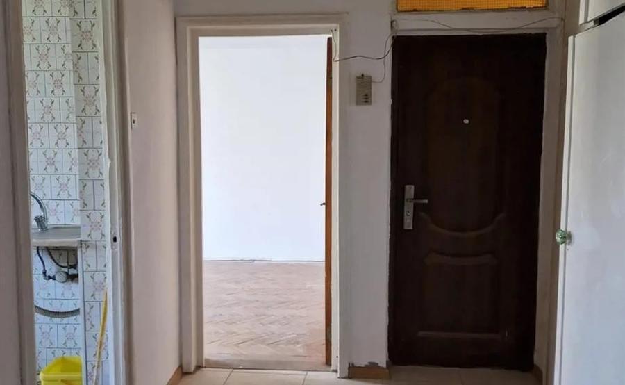 Apartament cu 3 camere decomandat în Vitan