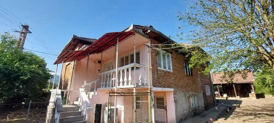 Casă cu 6 camere cu Teren 1500 Mp în Valea