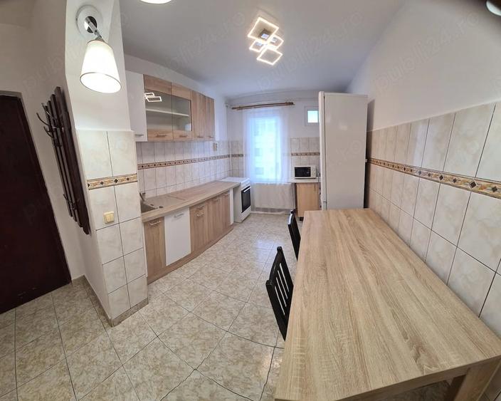 Apartament cu 3 camere decomandat în Tractorul