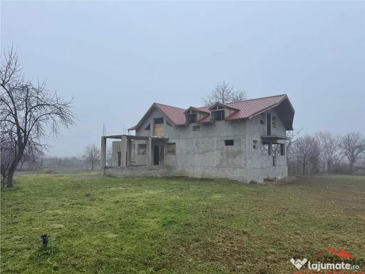 Casă cu 4 camere cu Teren 2000 Mp în Rădulești