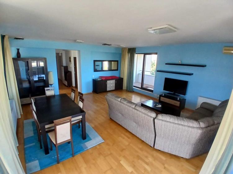 Apartament cu 4 camere decomandat în Est