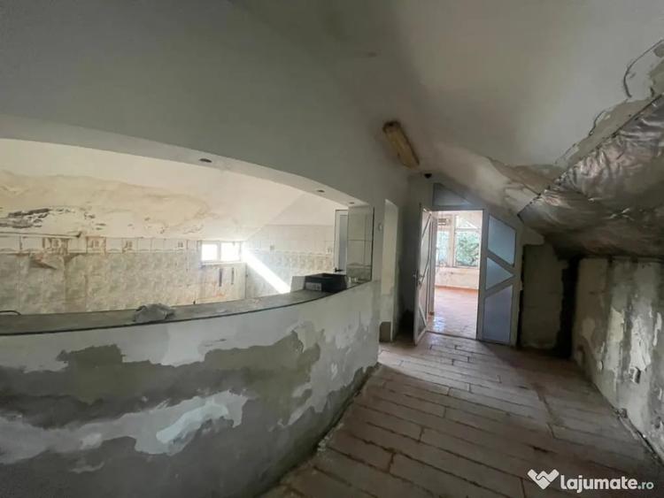 Casă cu 15 camere cu Teren 284 Mp în Central