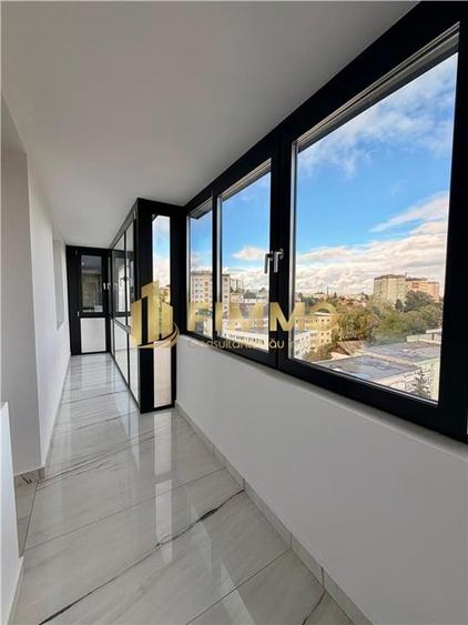 Apartament cu 3 camere semidecomandat în Est