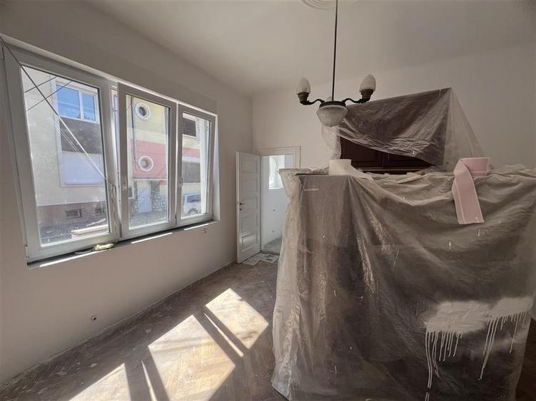 Casă individuală cu 5 camere cu Teren 250 Mp în Ultracentral
