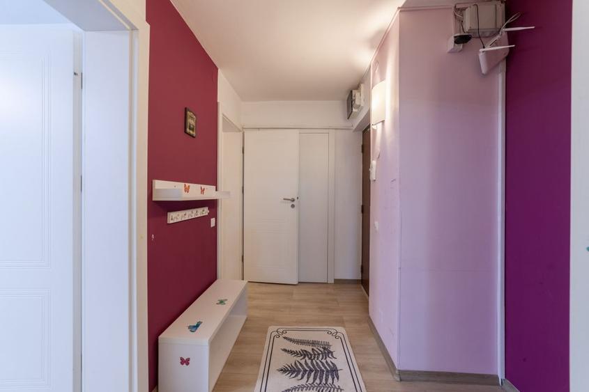 Apartament cu 3 camere semidecomandat, mobilat în Est