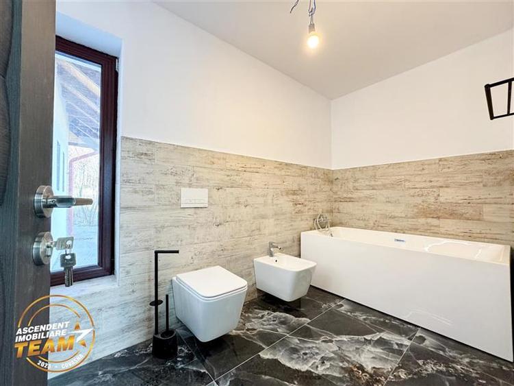 Casă individuală cu 8 camere cu Teren 1348 Mp în Simeria