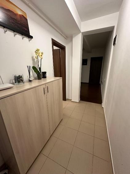 Apartament cu 3 camere semidecomandat, mobilat în Central