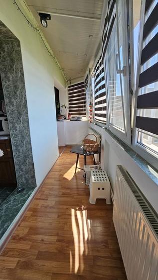 Apartament cu 3 camere decomandat în Tractorul