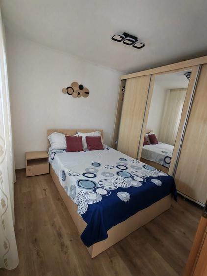 Apartament cu 3 camere semidecomandat în Palazu Mare