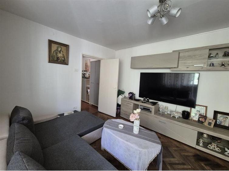 Apartament cu 3 camere semidecomandat, mobilat în Circumvalațiunii