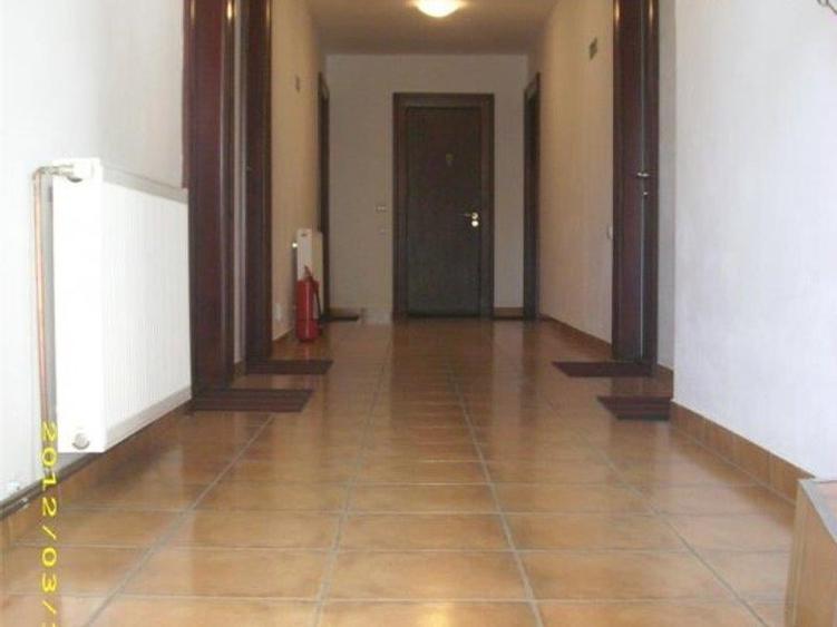 Casă individuală cu 13 camere cu Canalizare în Central