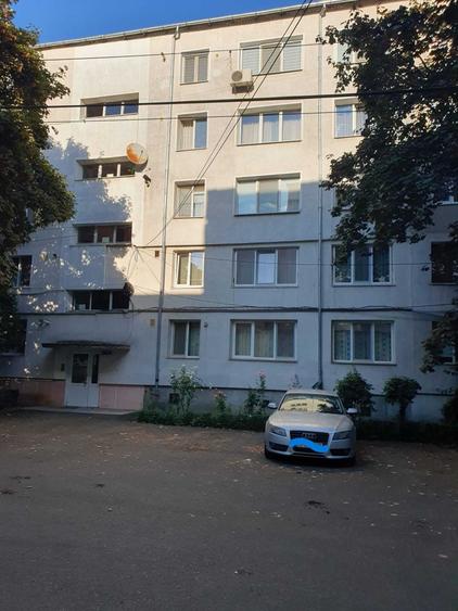 Apartament cu 3 camere semidecomandat în Republicii