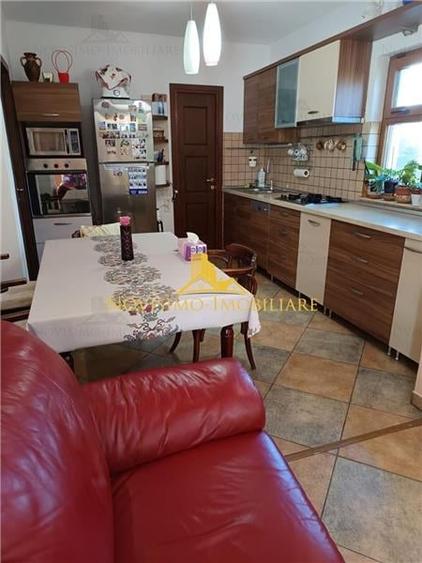 Casă individuală cu 6 camere cu Teren 698 Mp în Albert