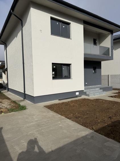 Casă cu 4 camere cu Teren 450 Mp în Olteni
