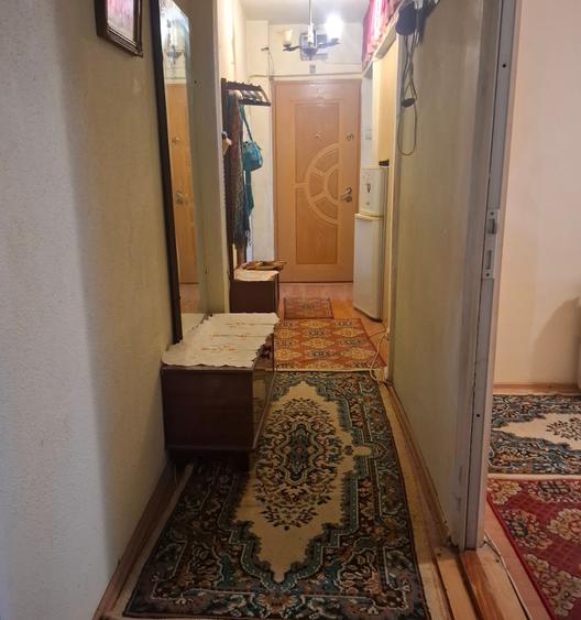 Apartament cu 3 camere semidecomandat în Groapa