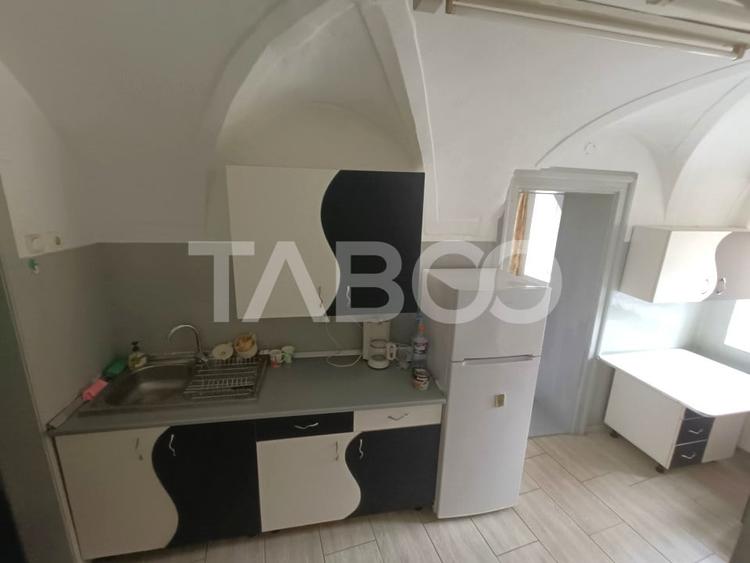 Apartament cu 3 camere semidecomandat, mobilat în Orașul de Jos