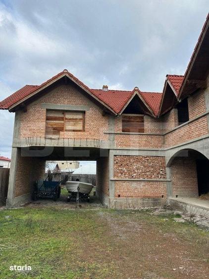 Casă cu 10 camere cu Teren 1400 Mp în Perșinari