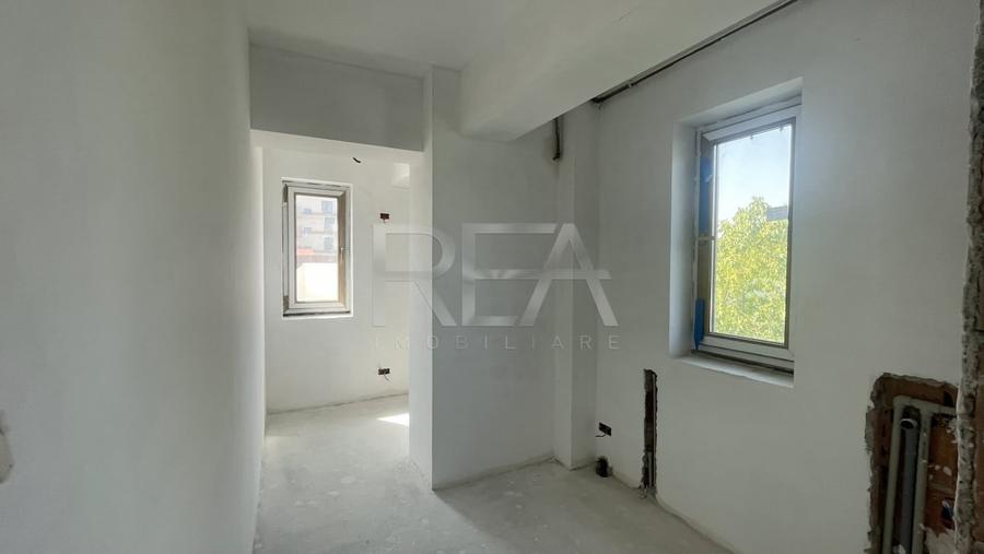 Apartament cu 3 camere semidecomandat în Giulești