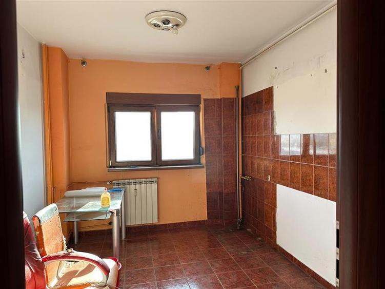 Apartament cu 4 camere semidecomandat în Berceni
