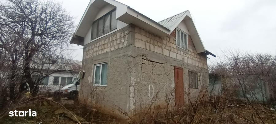 Casă cu 2 camere cu Teren 780 Mp în Central