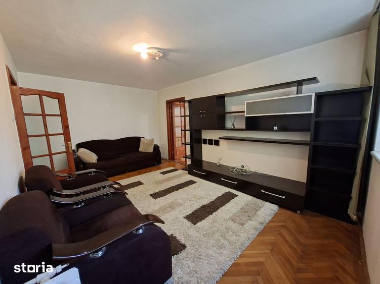 Apartament cu 3 camere semidecomandat, mobilat în Titan