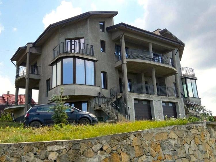 Duplex cu 5 camere cu Teren 1560 Mp în Bucium