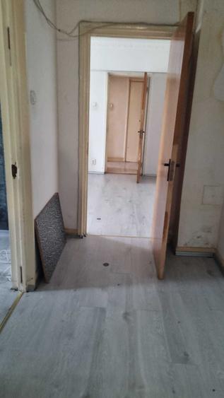 Apartament cu 3 camere semidecomandat în Veteranilor