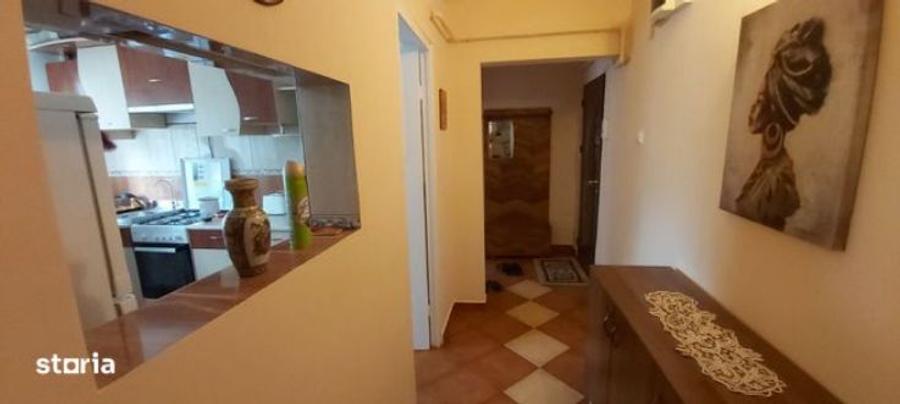 Apartament cu 3 camere semidecomandat în Micro 4